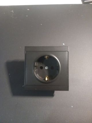 Enchufe de pared negro