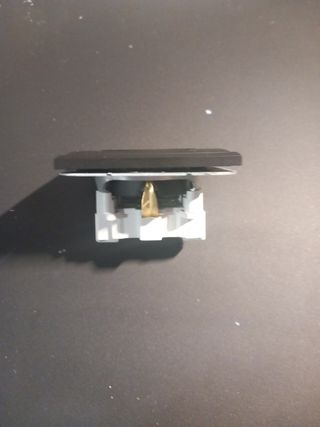 Enchufe de pared negro