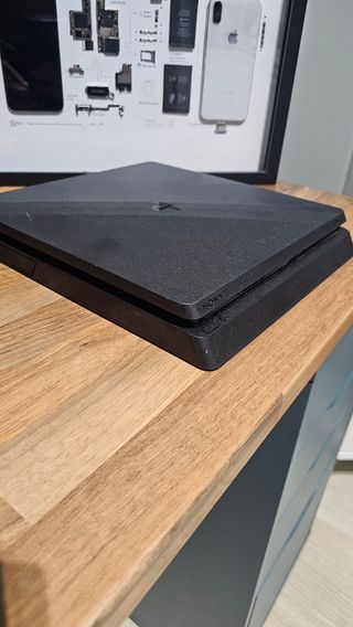 Playstation 4 Slim Negra, se entrega con cables 