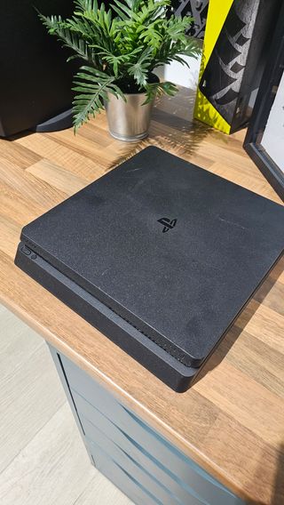 Playstation 4 Slim Negra, se entrega con cables 
