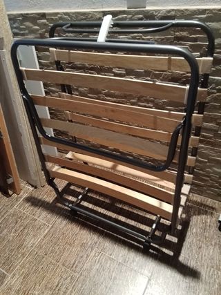 Estructura de cama plegable portátil.