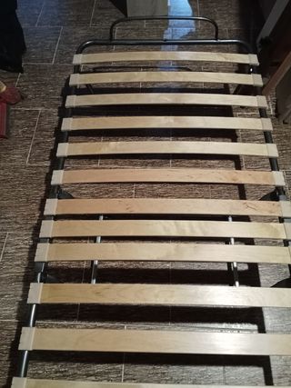 Estructura de cama plegable portátil.