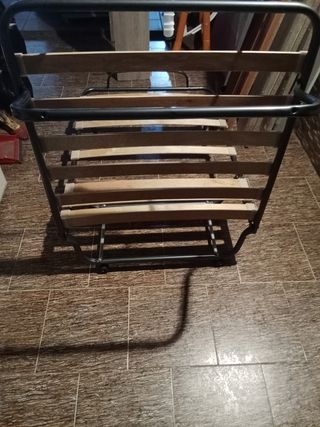 Estructura de cama plegable portátil.