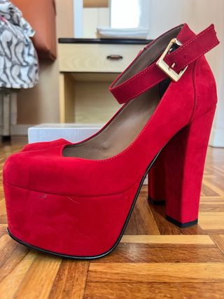 Scarpe rosse con tacco e plateau
