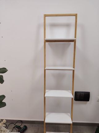 Estantería de bambú y madera