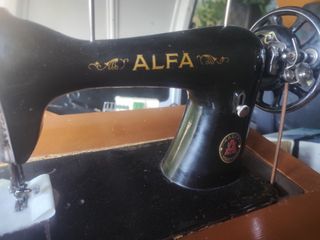 Máquina de coser Alfa antigua