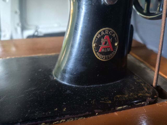 Máquina de coser Alfa antigua