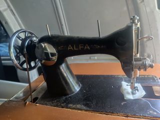 Máquina de coser Alfa antigua