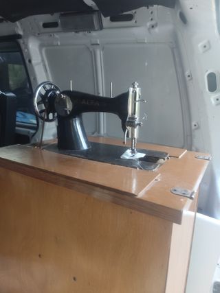 Máquina de coser Alfa antigua