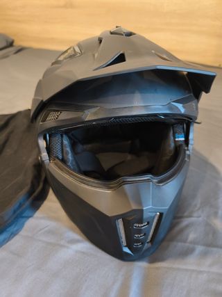 Casco de moto negro
