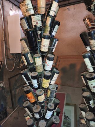 Botellero antiguo con botellas de vino