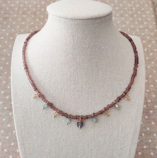 Collana con perline e cristalli colorati