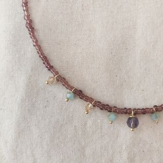 Collana con perline e cristalli colorati