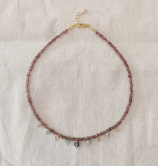 Collana con perline e cristalli colorati