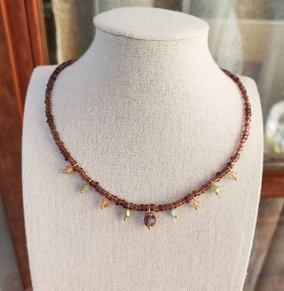 Collana con perline e cristalli colorati