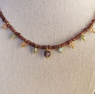 Collana con perline e cristalli colorati