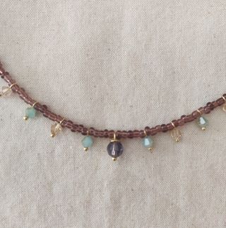 Collana con perline e cristalli colorati