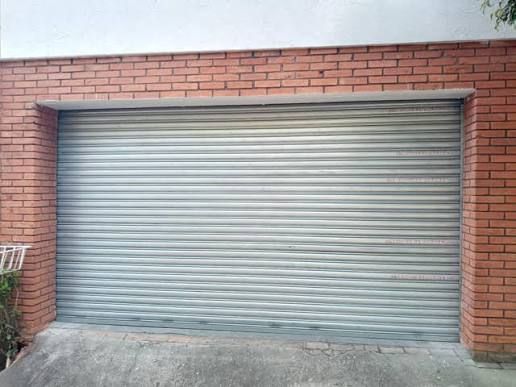 Puerta enrollable de cierre automático