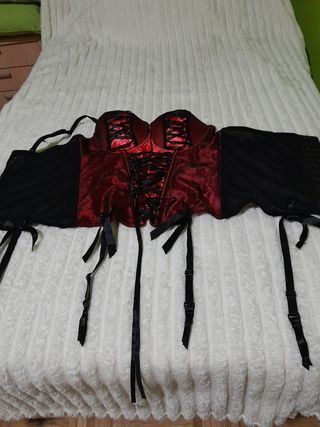 Corsé y tanga rojo y negro