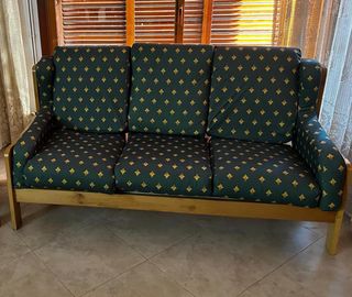 Sofá y 2 sillones verdes con estampado