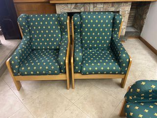 Sofá y 2 sillones verdes con estampado