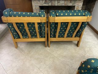 Sofá y 2 sillones verdes con estampado