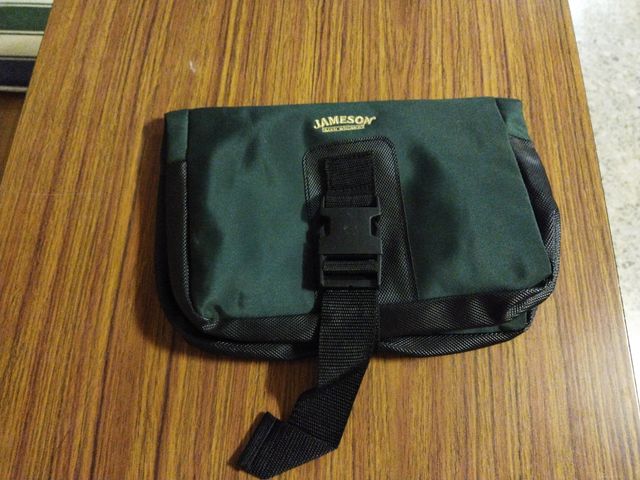 Neceser de viaje verde y azul