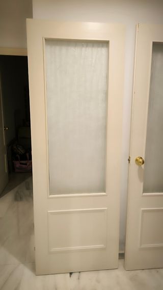 Puertas madera lacadas blanco roto salón,