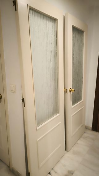 Puertas madera lacadas blanco roto salón,