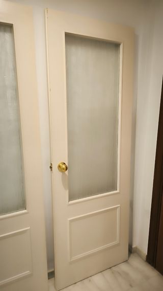 Puertas madera lacadas blanco roto salón,