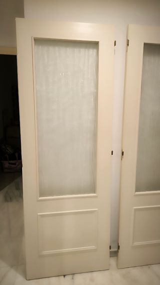Puertas madera lacadas blanco roto salón,