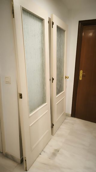Puertas madera lacadas blanco roto salón,