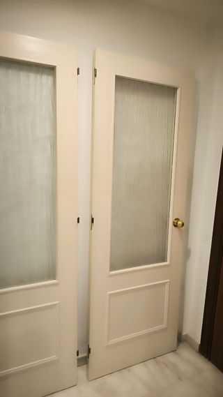 Puertas madera lacadas blanco roto salón,