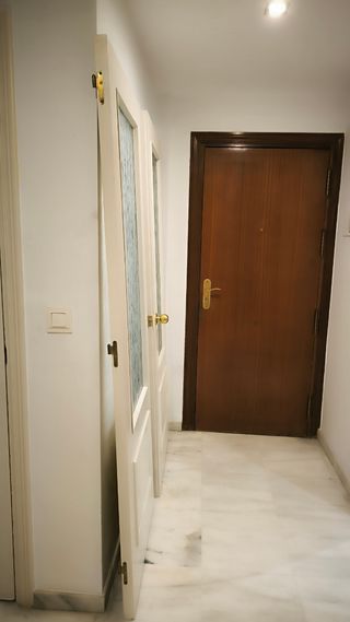 Puertas madera lacadas blanco roto salón,