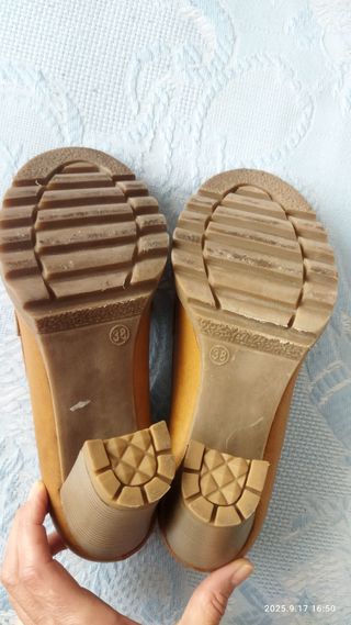 Zapatos de tacón marrones con flecos
