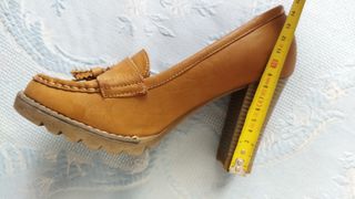 Zapatos de tacón marrones con flecos