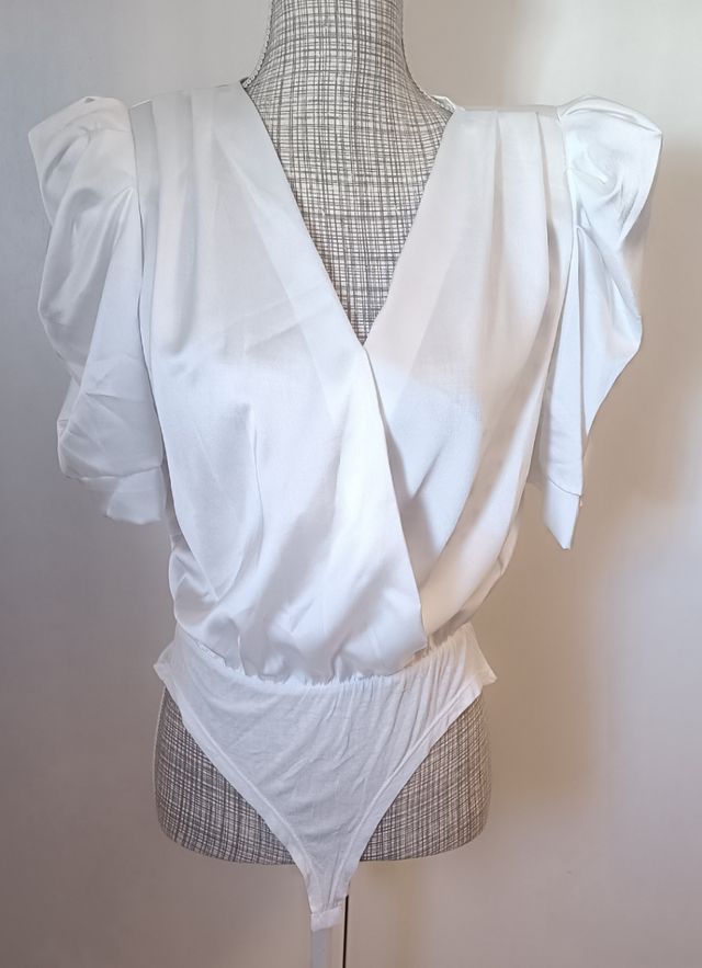 Body de raso blanco con mangas abullonadas