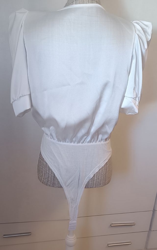 Body de raso blanco con mangas abullonadas