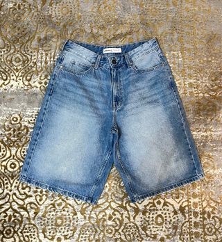 Bermuda Bershka Azul y Zara Beige