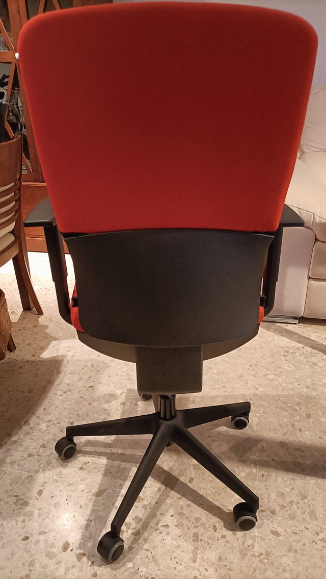 Silla de oficina roja y negra