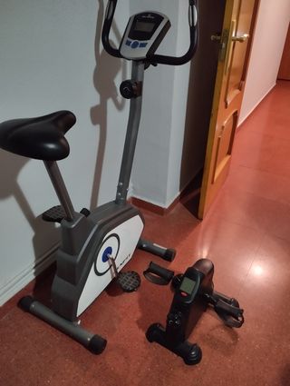 Bicicleta estática y pedales