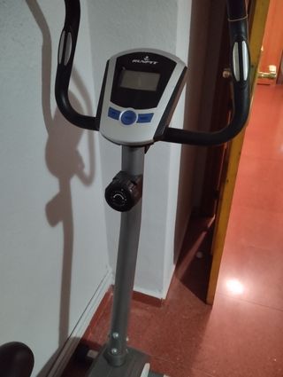 Bicicleta estática y pedales