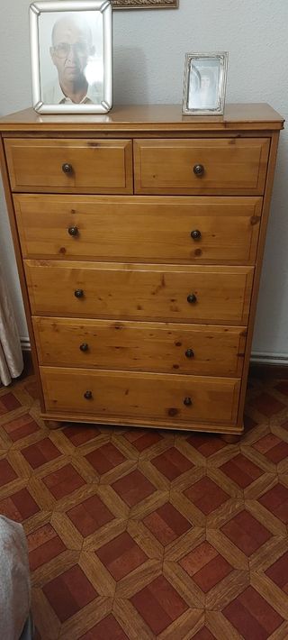 Cómoda de madera de pino