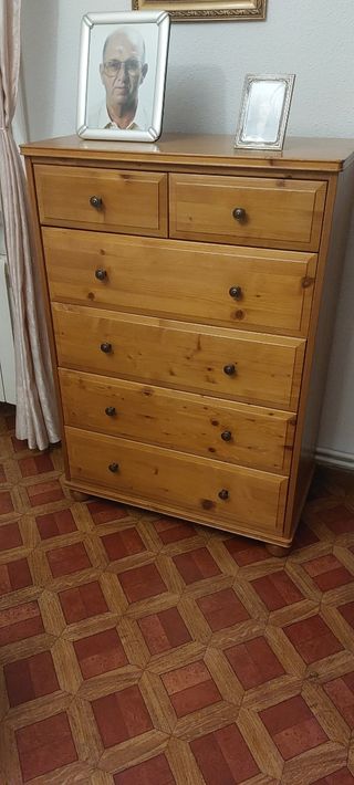 Cómoda de madera de pino