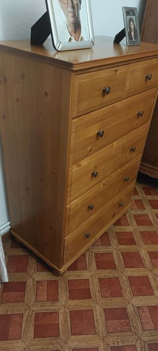 Cómoda de madera de pino