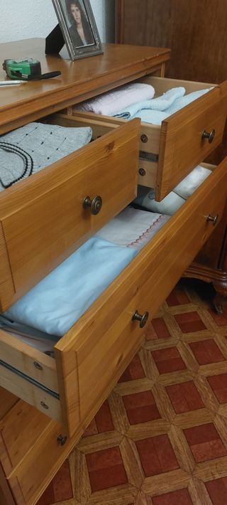 Cómoda de madera de pino