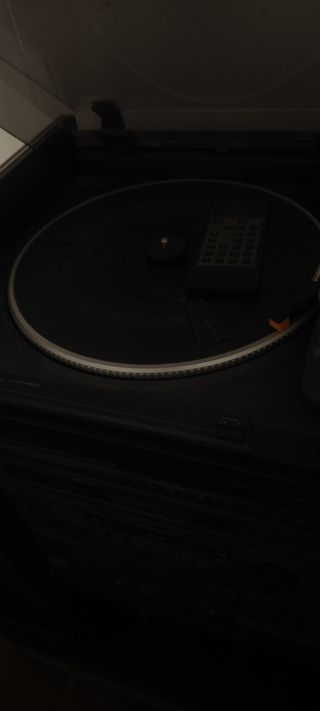 Equipo de música Hitachi con tocadiscos