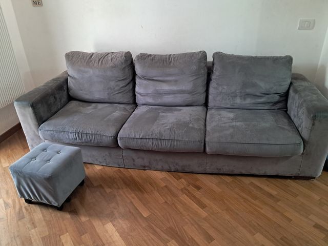 Divano 3 posti grigio + poggiapiedi
