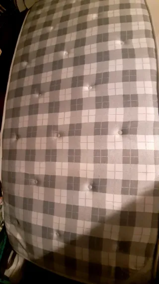 Colchón individual y base polipiel con patas