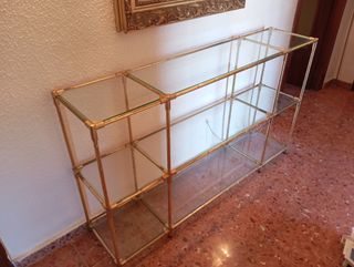 Mueble de entrada dorado con cristal. 